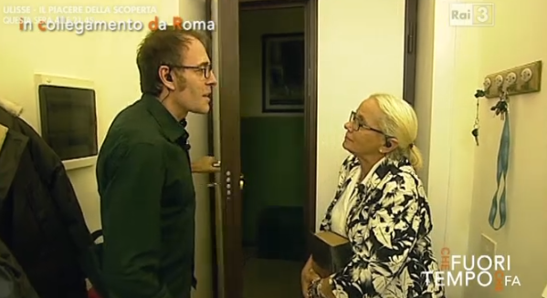 zirconet's tweet photo. «Conoscere le lingue è importante»
La prof. di francese suona a casa di Valerio #Mastrandea.
#CheFuoriTempoCheFa http://t.co/hZ00zDkjY1