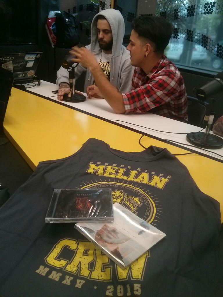 Ya están los Melian con nosotros y trajeron algunos regalos para la audiencia 👏

Dale RT y participas por discos!
