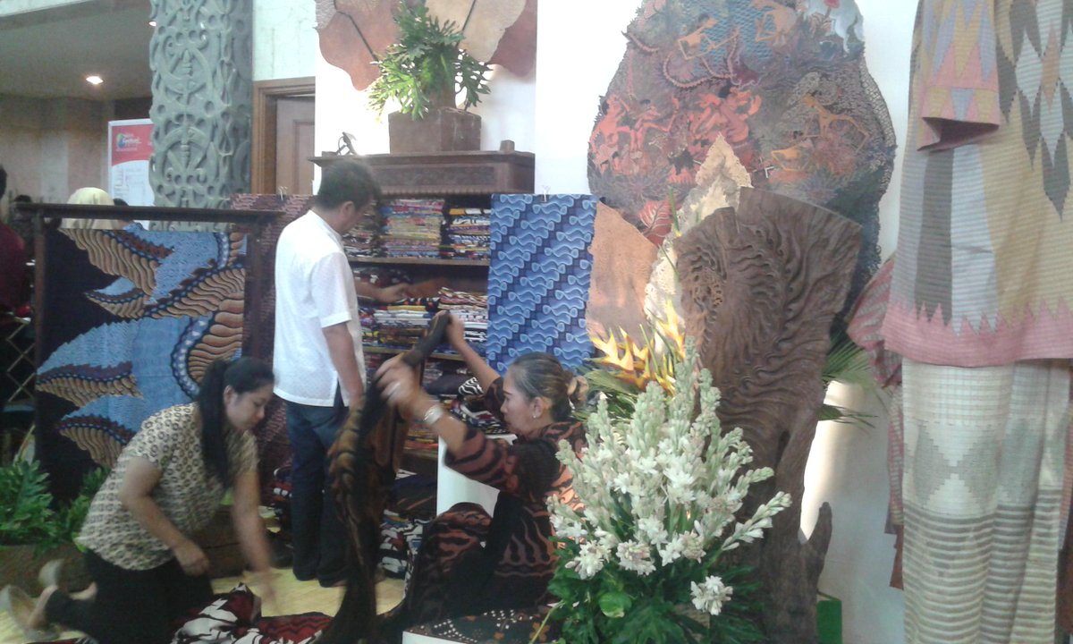 SMESCO_Fest's tweet photo. Warisan kebanggan nusantara hadir dan membuat Anda semakin mencintai negeri ini. #SMESCOFestival2015 http://t.co/d4LweRfV9e