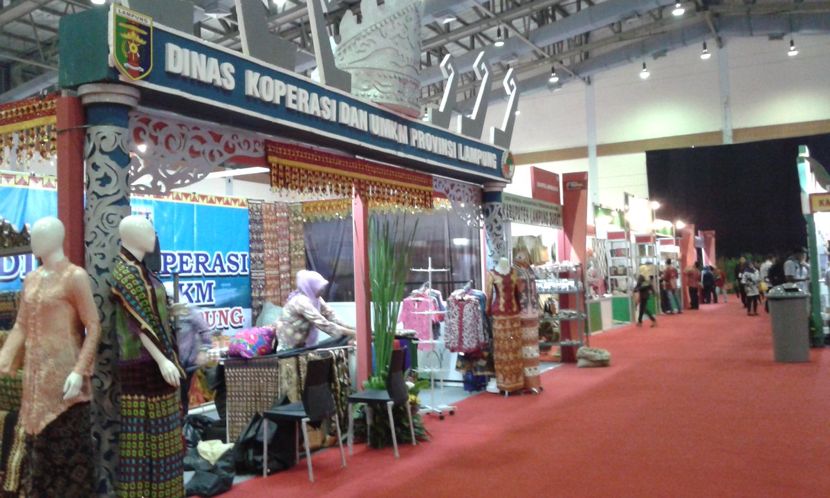 SMESCO_Fest's tweet photo. Lampung membawa kain khasnya di #SMESCOFestival2015. http://t.co/7H7uKPHm1d