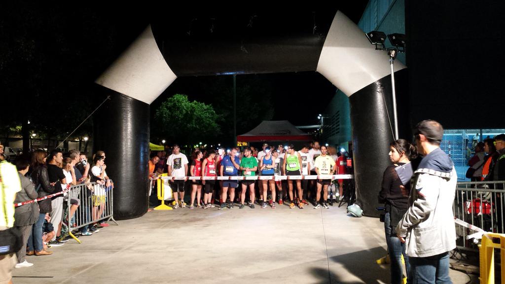 cursapopular's tweet photo. Los 5k ya en carrera!!! En un cuarto de hora tenemos ganador!! #entreponts Gooooo!!!! @deporvillage http://t.co/KQ2FPzl2Ei
