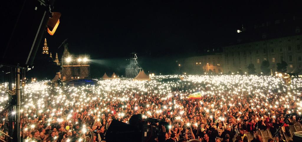 100.000 + + +WE is the new ME !!VOICES FOR REFUGEES #refugeeswelcome #voicesforrefugees #1schweigeminute <a href="/volkshilfe/">Volkshilfe Österreich</a>