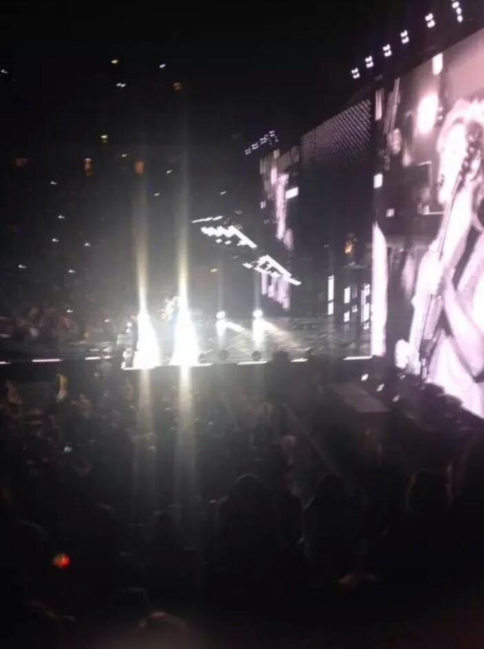 spaindirectio13's tweet photo. *Cobertura 3/10/15 #OTRATManchester* Liam y Niall en las pantallas grande mientras cantaban Kiss You #OTRAManchester http://t.co/XFYnEBgP9E