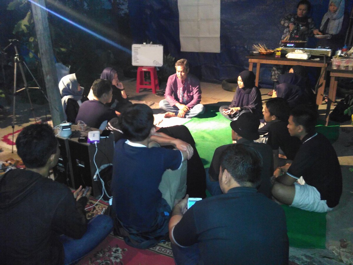 KartunUnit10's tweet photo. Acara pembubaran panitia HUT RI ke 70. Terus kompak, berinovasi dan Bandung juara #KartaBDG #KartunUnit10 http://t.co/l7Nc3Ladep