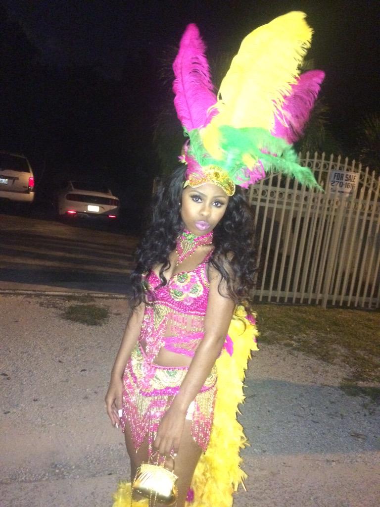 __SashaDoll's tweet photo. I win 👸🏽 #MNWHomecoming #Carnival 😇 http://t.co/KTtWrVYucZ