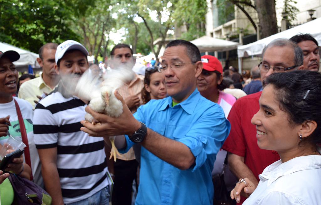 VillegasPoljak's tweet photo. Tremenda feria conuquera hoy en parque Los Caobos. También presente la CCS q siembra y cosecha #OctubreDeRevolucion http://t.co/5NrdfylNY7