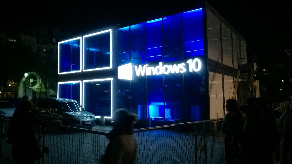 RobinLebon1's tweet image. Ce soir on peut dire que le #winsowscube a été remarqué! #nuitblanche #windows10 #marketing