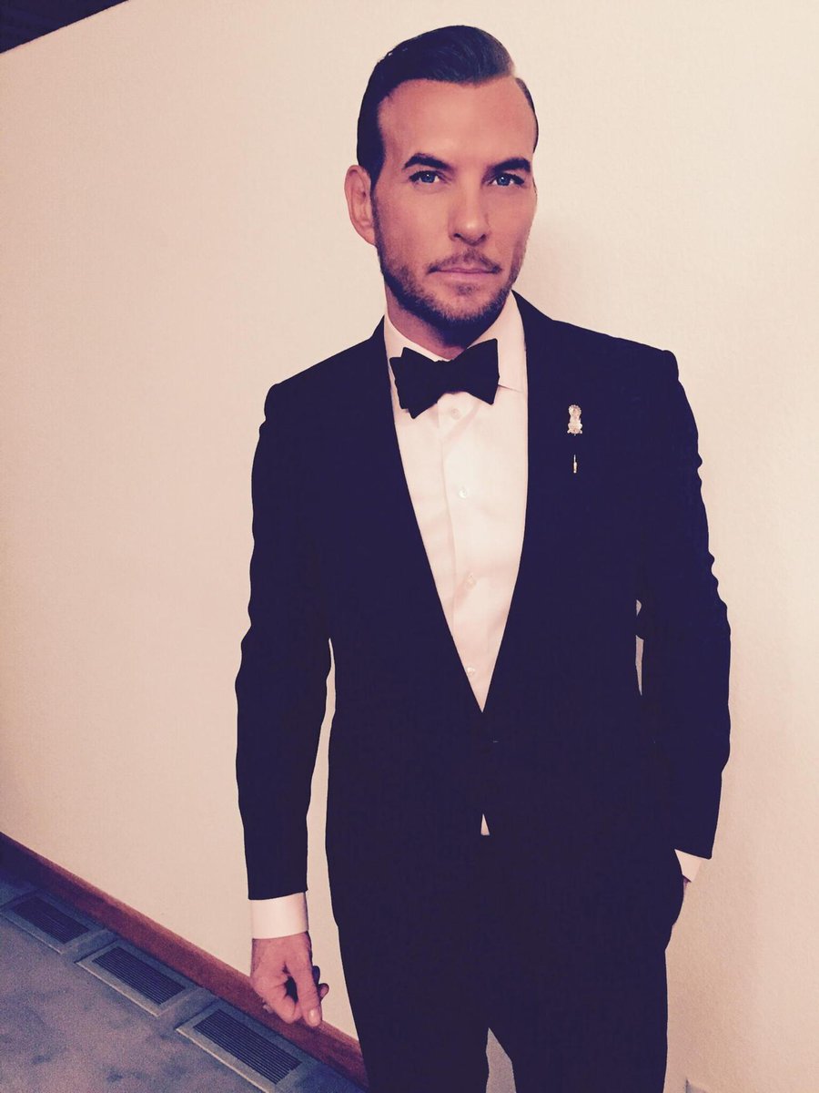 UsaBillionaire's tweet image. My man @mattgoss wearing a @alfreddunhill tux! Looks great. @CaesarsPalace #strong #dunhillrocks #mattrocks