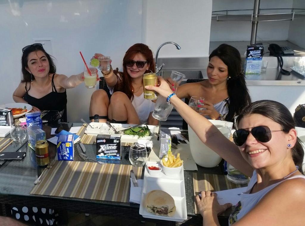 ladjxtime's tweet photo. Nuestras 4 finalistas de #LaDJXtime compartiendo a pocas horas de la final #Hoy 9pm #CasadelaCerveza #Cartagena http://t.co/hdhHLkKX61