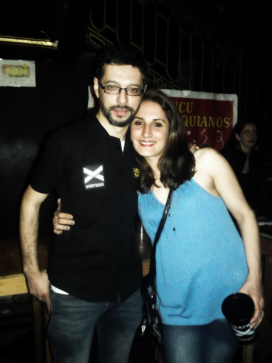 FloMacManus's tweet photo. Mi foto anual con @juleiva 😄 ¡Gracias por todo! #ChequeFest2015 http://t.co/gxQu2DOdpm
