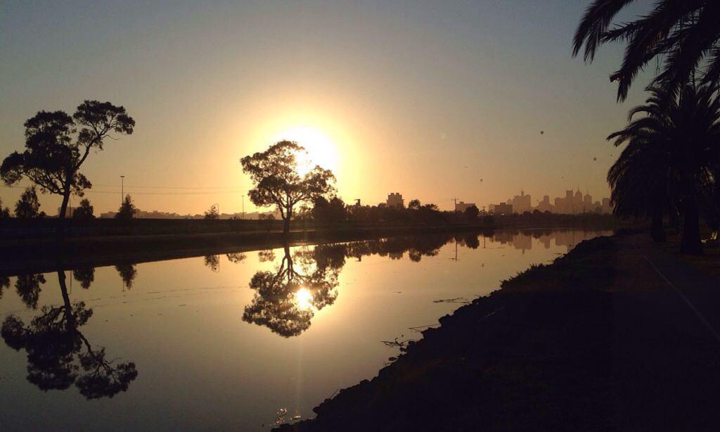 heraldsunphoto's tweet photo. Another amazing spring sunrise over Melbourne, this time looking at it's amazing reflectio… http://t.co/ZaHn0ii7pM http://t.co/EAUYdb7Vrk