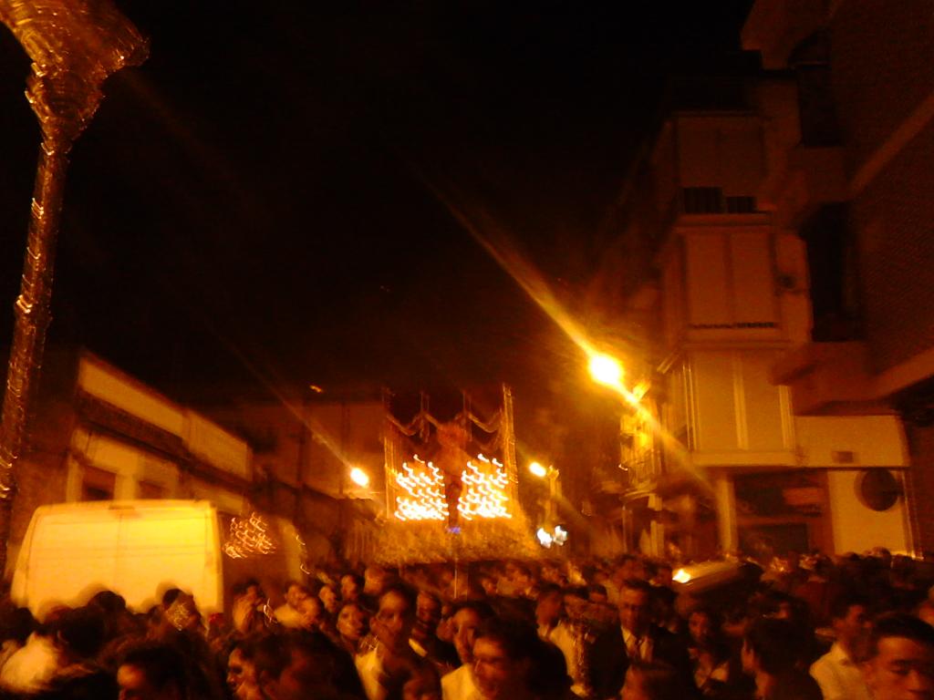 MiHermandad's tweet photo. El palio de Ntra Sra de la Caridad a su paso por C/ Nicolás Otra @GrupoJovenFe @BHuevar http://t.co/9SaLRyPR3L