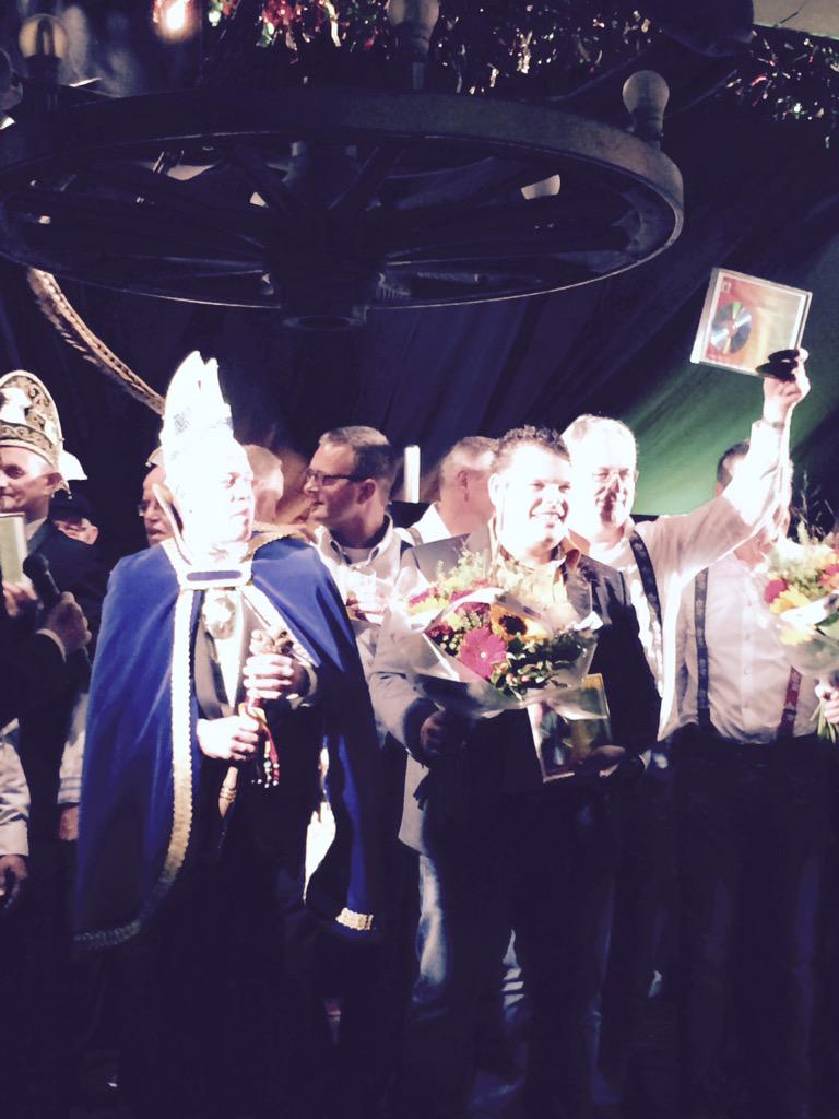 Roy vd Broek wint oppe Ruiver #windjbuujels mit 'Wat mót ich doon'. Sjoeën te jurere as jury-veurzitter!