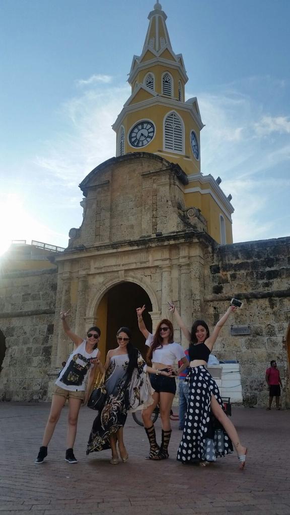 ladjxtime's tweet photo. Recorriendo la ciudad amurallada a pocas horas de la #GranFinal en la #CasadelaCerveza con @NataliaParis_ #Xtime http://t.co/gKeP8YZFQo
