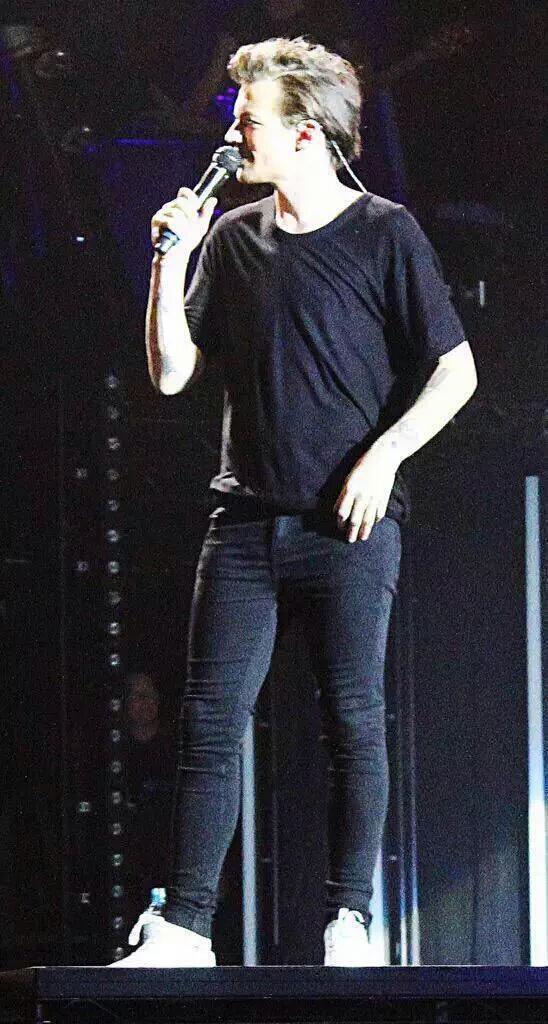 twbefour's tweet photo. Olha essas coxas #OTRAManchester http://t.co/r6jMsDkfuH