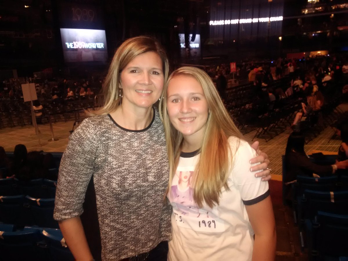 magnoliastjacob's tweet photo. So excited for the @talorswift13 1989 concert to begin!!! Mother daughter days are the best! #funtimes http://t.co/P4eHhgSF6n