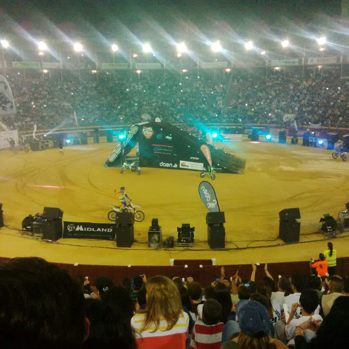 Sanchez_46's tweet photo. Espectacular el #MotocrossFreestyle!!! Absolutamente espectacular. Con @Barbara_Orts http://t.co/bcJiGGc822