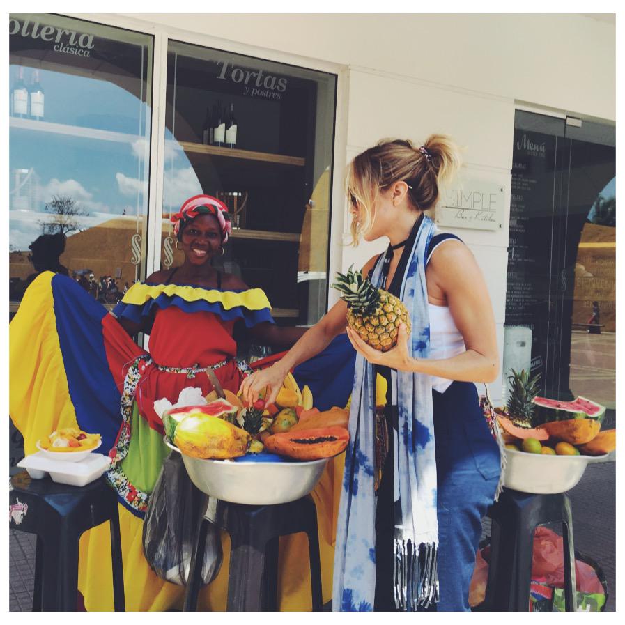 NataliaParis_'s tweet photo. Llegue a #Cartagena hermosa y colorida❤️ comprando fruticas antes del show @ladjxtime  #dj #nataliaparis http://t.co/xBR6EYpOnw