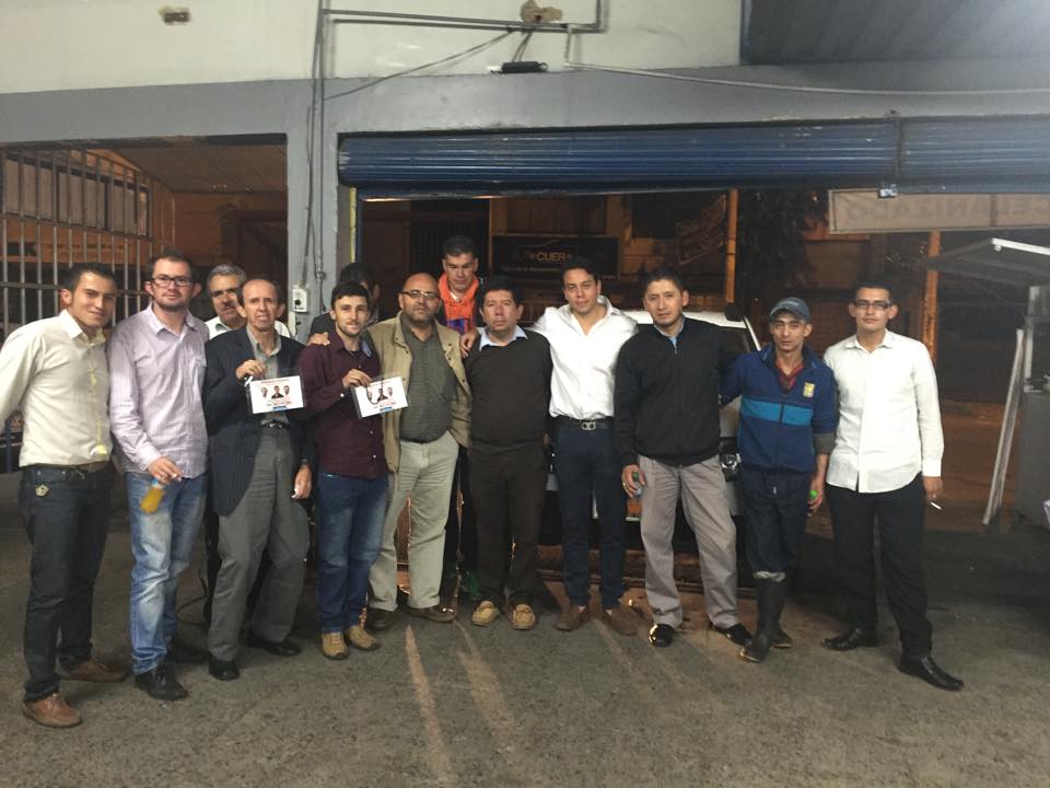 jotanvergara's tweet photo. Aquí con un grupo de conductores de la localidad escuchando sus propuestas para mejorar la movilidad. #Vote85 http://t.co/xxh9gh8j9z