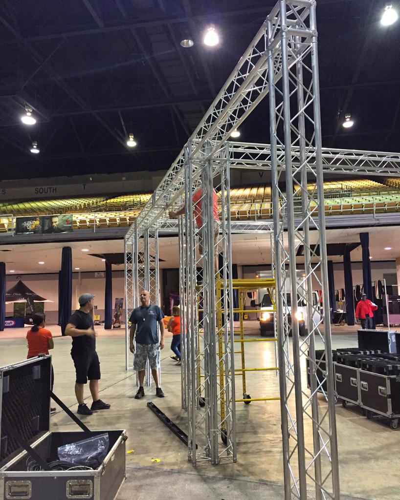 expoeventsolut's tweet image. Doing what we do best! #expoeventsolutions #feriatelemundotampa #trusssystem #exhibitdesign #boothrental