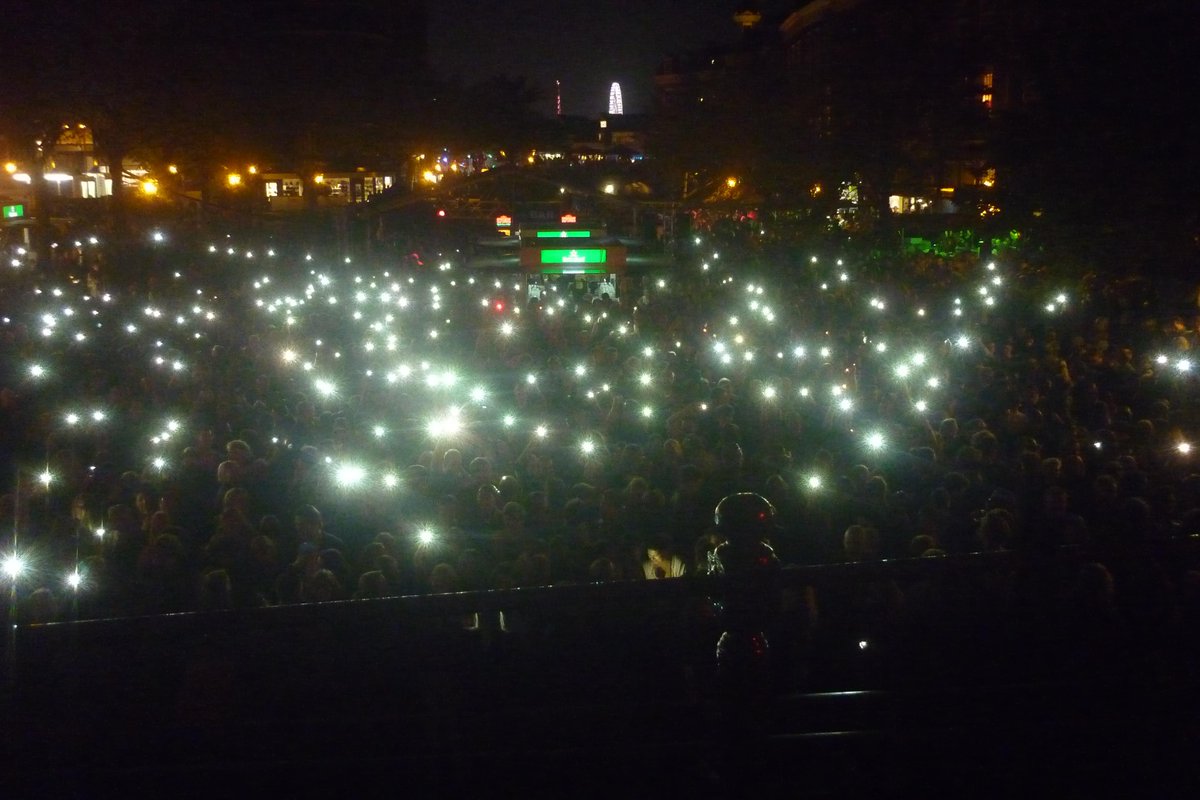 jeWelste's tweet photo. Wat een weekend weer in Leiden! Mooi shot van toen de telefoons tevoorschijn kwamen op de Nieuwe Rijn! #leidensontzet http://t.co/sk9uq09O5c