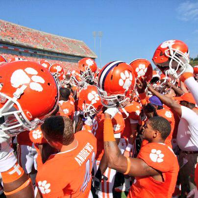 Who wins tonight in the #CollegeFootball game of the week?

Retweet for Notre Dame🍀
Favorite for Clemson🐯