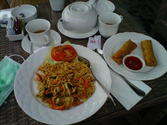 AdamAndikaErl's tweet photo. Enjoy with Tea and Fried Noodles ☀☁♬ http://t.co/vr92JZMYOG