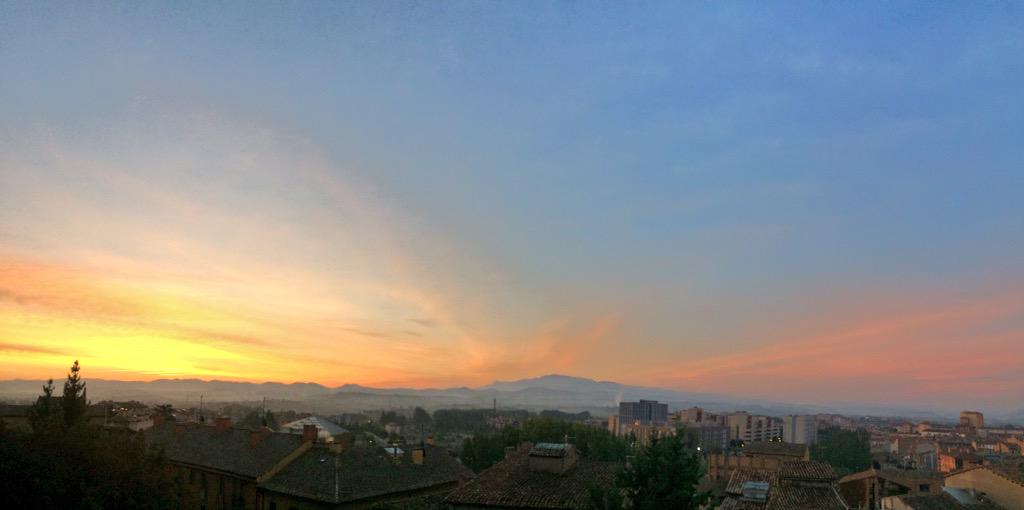 App_Vic's tweet photo. Boooon dia vigatans! ☀️ #appvic #instaosona #osona #sunrise http://t.co/ny63g4KtcX