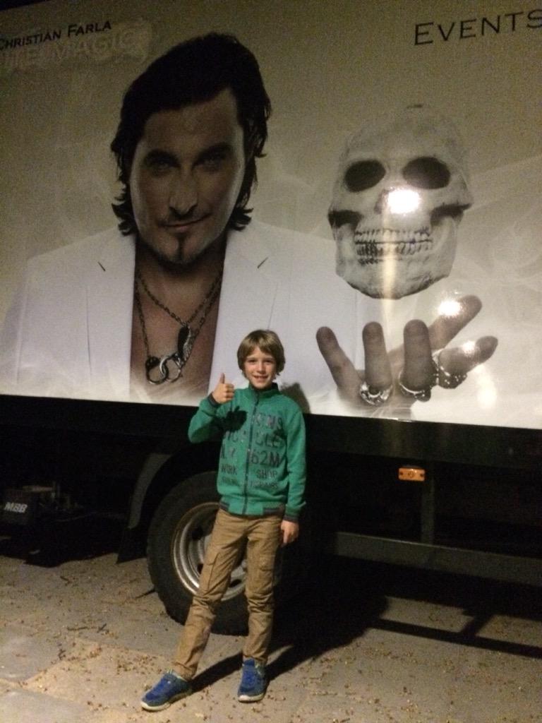 SimoneDeckers's tweet photo. Topavond! International Dynamite Magic Night! @ChristianFarla @Luc_Elson &amp; Ivar natuurlijk! http://t.co/twlpAjQrE4