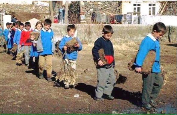mchtsmsk06's tweet photo. Çocuklar ellerinde tablet okullarına giderken... http://t.co/EAtcBzrSuw