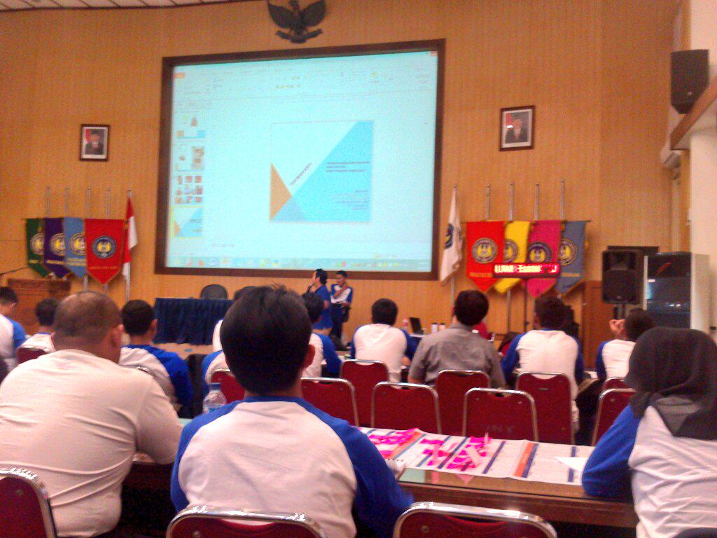 RosidianaD's tweet photo. @onein20_YOG dari acara smart business map saya belajar mengevaluasi bisnis dgn tujuan NAIK KELAS ^^9 http://t.co/Mh0T4T8hEz
