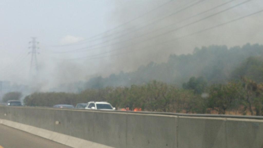 BPBDJakarta's tweet photo. 13:10 Suasana pinggir tol Japek km49 arah Jakarta rumput pinggir tol terbakar. Hati2 bagi yang melintas. http://t.co/OHhvMczswO @ceprihadi