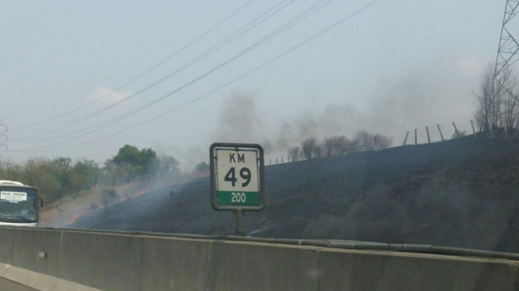 BPBDJakarta's tweet photo. 13:10 Suasana pinggir tol Japek km49 arah Jakarta rumput pinggir tol terbakar. Hati2 bagi yang melintas. http://t.co/OHhvMczswO @ceprihadi