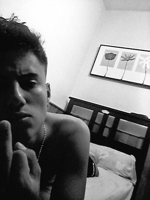 KevinCortes95's tweet photo. Busco lo aue hoy en dia , aqui, hay muy poco. BN http://t.co/aP3Q7bUEHG