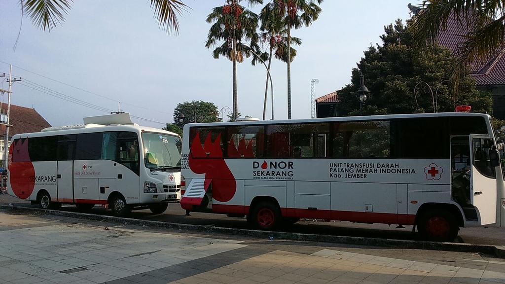 UDDPMIJember's tweet photo. Launching Bus Donor Darah Dokter. Pagi ini alun alun jember @mahasiswajember @infojember @Humas_Jember @KabJember http://t.co/8FBbIKoZsB