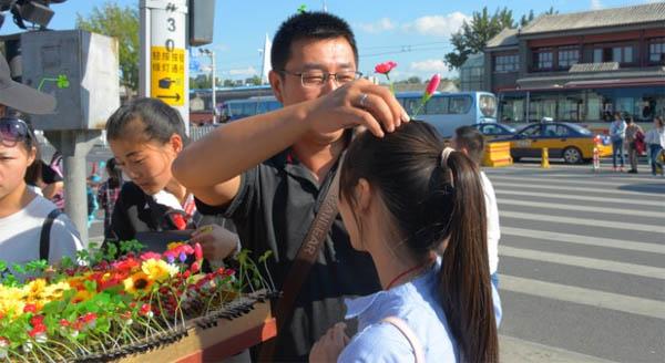 pibesdesistemas's tweet photo. La nueva moda en china en ponerse plantas en Pelo, a ver cuanto tarda en llegar esa mierda aca #03OCT2015 http://t.co/TJ6IvRHBXe