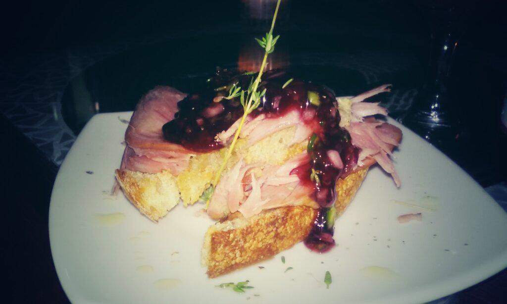 Bruschetta de pavo ahumado haciendo maridaje con #CervezaLapsusBrutus #MielesRojas