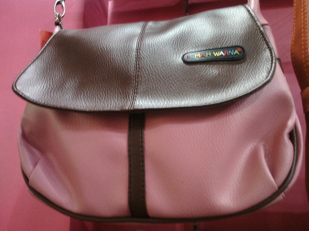 Hay Rw Lovers di gerai kami ada tas yg lucu loh tas Cherryl harganya Rp.198.000 ayo buruan ke gerai kami Teman2.