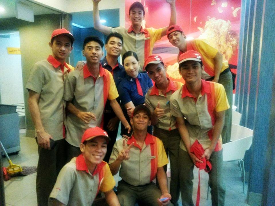 KuLits4212's tweet photo. Team Dining, Endo na sila Salamat Kita-Kits sa Another Store.
#Jollibee #TeamDining #TeamKitchen #Kahitsaanna #Paligo http://t.co/Xzh9GdXts8