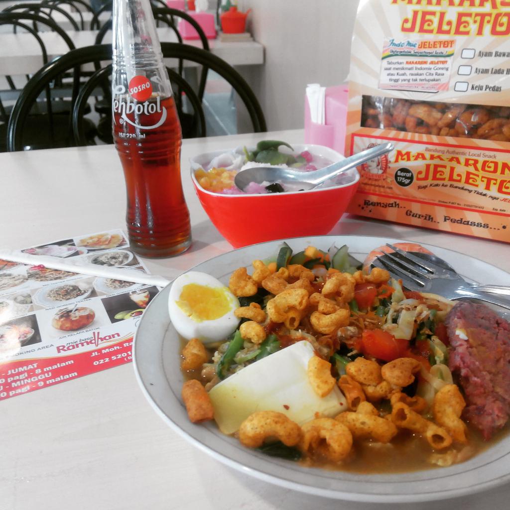 PdBesar's tweet image. Menu Kuliner Khas Bandung (Part III) infobandung.co.id/42286/Makaroni Jeletot cuma ada di CIRCLE K Bandung kualitas terbaik