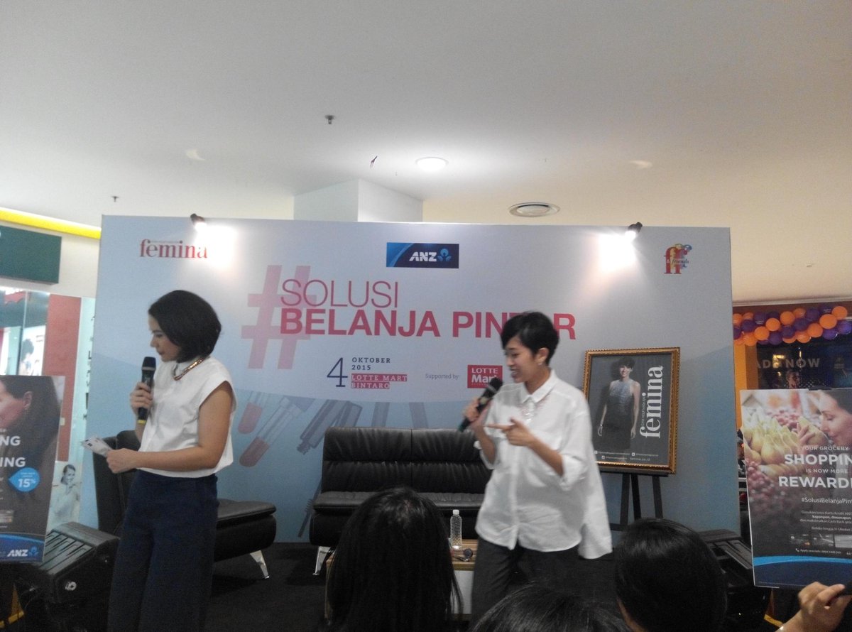 Mba Anggia sdg menjelaskan hsl survey bhw wanita aware dgn perawatan dan kecantikan #SolusiBelanjaPintar