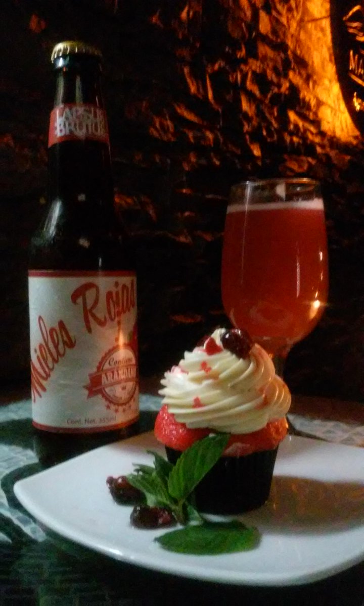Maridaje degustación con un mini cupcake red velvet con #arandano #MielesRojas #CervezaLapsusBrutus