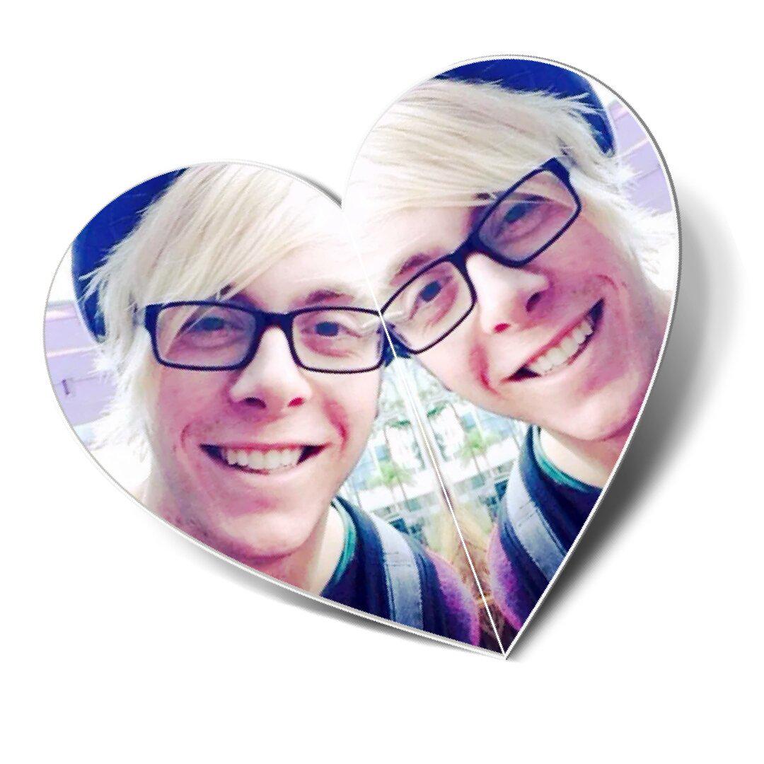 IHateCourtE's tweet photo. Lo amo tanto,daria todo por el,es mi vida,daria todo por provocarle una sonrisa asi de hermosa.💕

TE AMO @rikerR5 💕 http://t.co/T0iJSBHumh