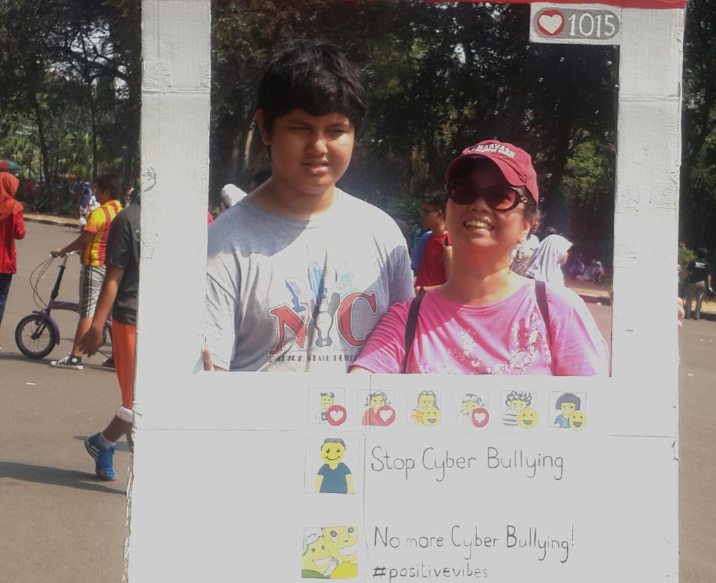 unilubis's tweet photo. Stop Cyber Bullying! Goes Pink for Breast Cancer Awareness #doublecampaign #socialgood #weekendwithfam http://t.co/CFEyydA2ei