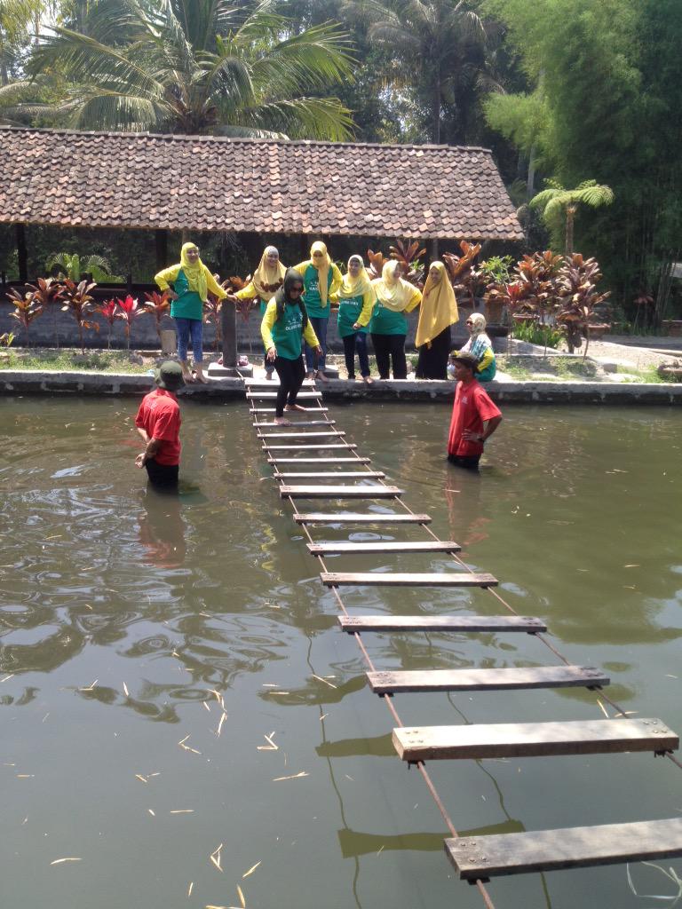 Mengetes kekuatan kaki dlm keseimbangan.. #Jembatangoyang #Dewikembar