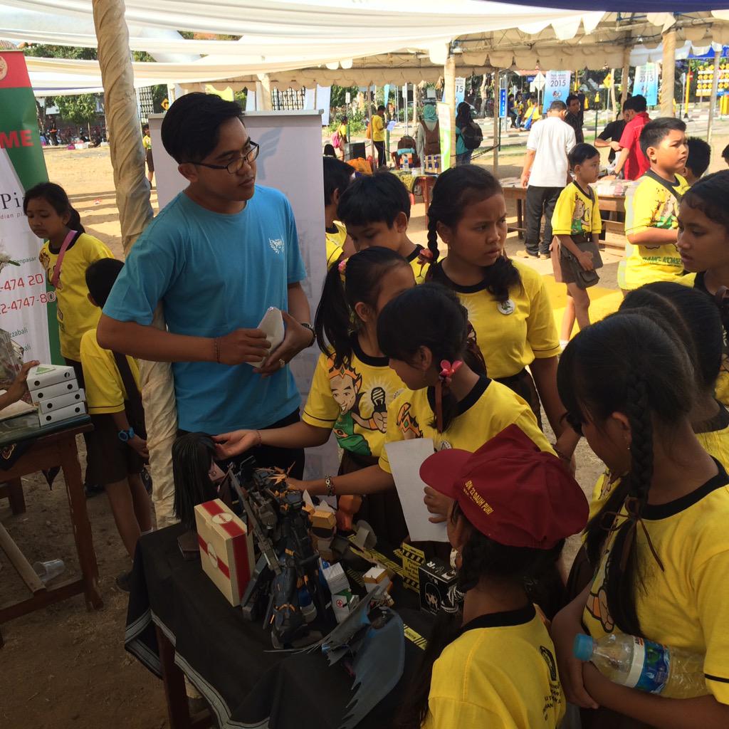 ada kak <a href="/Dhika_DeeKaa/">Dhika</a> sebagai humas yg jelasin tentang papercraft ke anak2
#papercraft