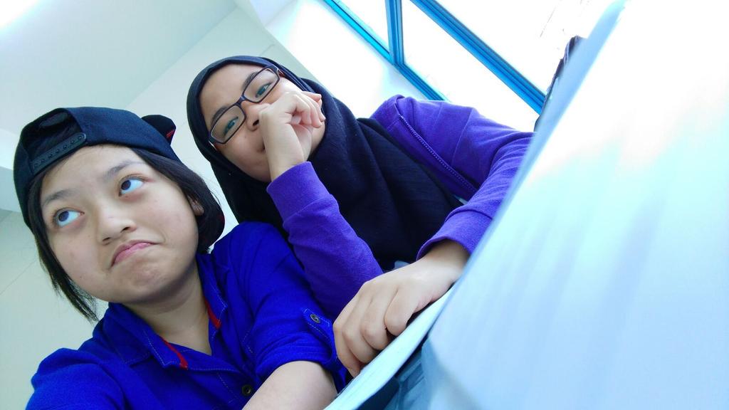 Amal_Fizah's tweet photo. we were at the level where "ow well we dont give a damn of Y and X rn" #amaths class http://t.co/4Nq4UzfZ9f