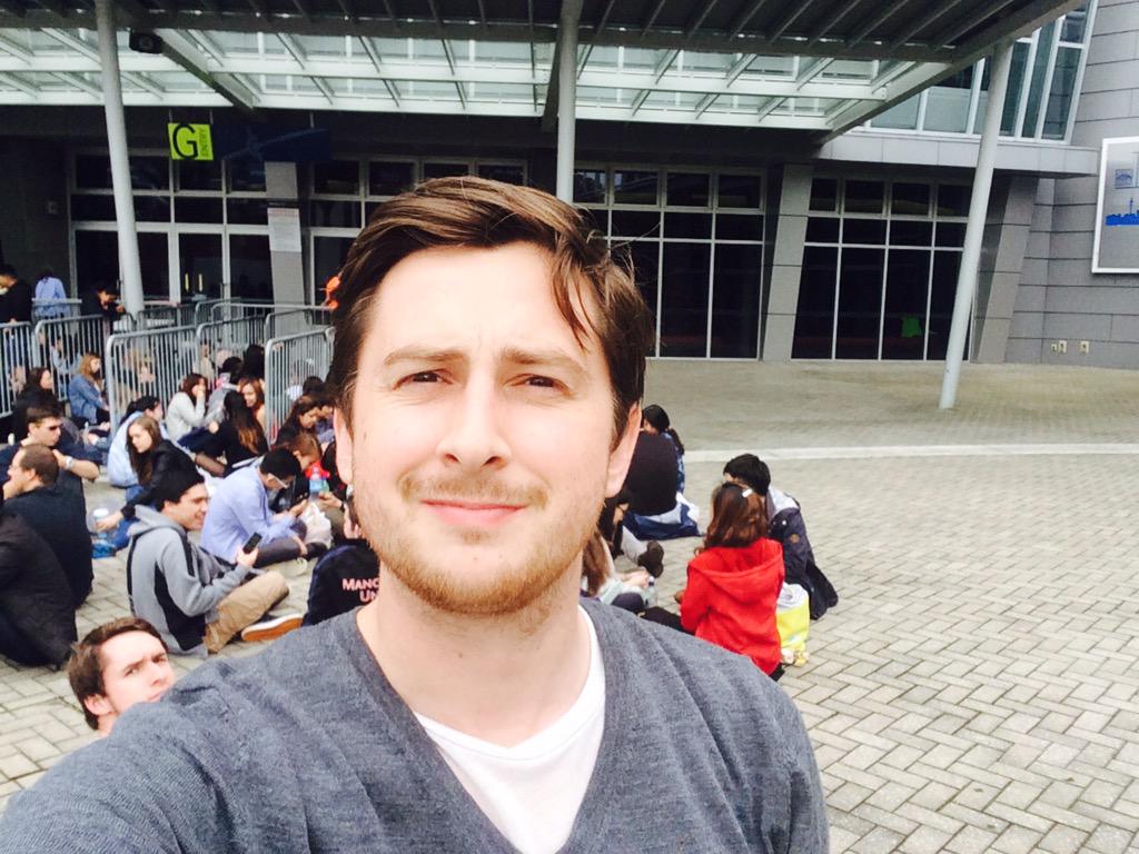 thewillrob's tweet photo. Early for early being early for Maroon5 @hollyhaunter http://t.co/XkrOfu8AQL