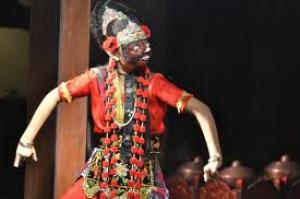 Tari Topeng Klana tell about Prabu Minakjingga who fall in love with Ratu Kencana Wungu.bit.ly/1B5LuHV