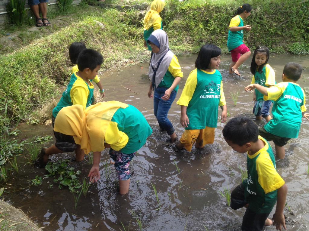 Yang sering digemari anak-anak.. Nangkap Ikan..🐠🐟🐟🐟 #Dewikembar